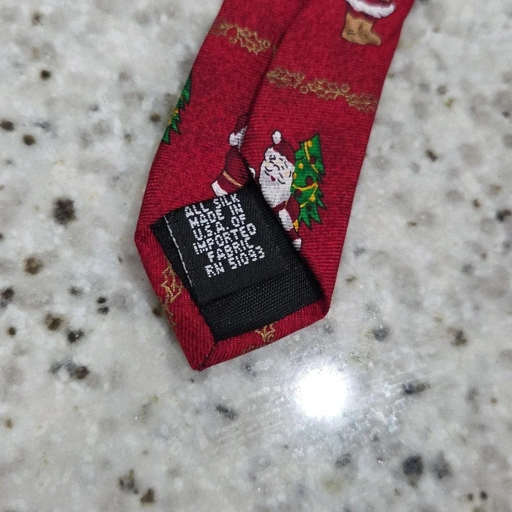 Hallmark Holiday Traditions 100% Silk Santa Tie 4x58
